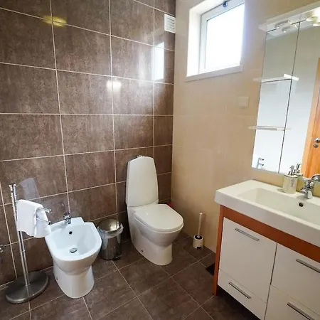 Dalila's House - Spacious And Comfortable 3-bedroom With Garage Lägenhet