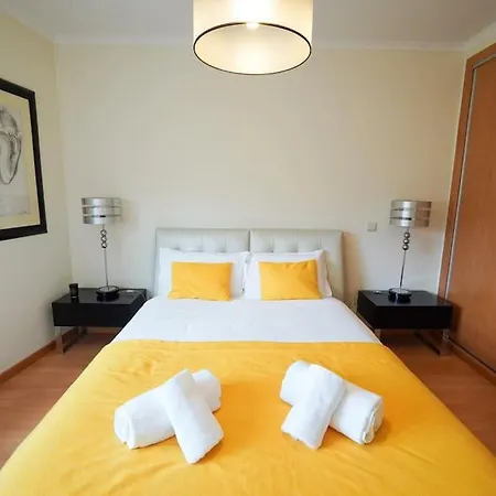Dalila's House - Spacious And Comfortable 3-bedroom With Garage Nazaré