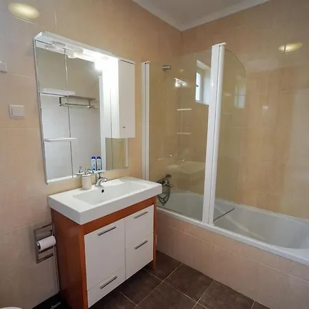 Dalila's House - Spacious And Comfortable 3-bedroom With Garage