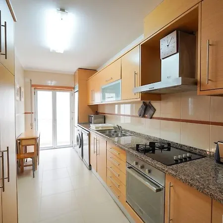 Dalila's House - Spacious And Comfortable 3-bedroom With Garage Nazaré